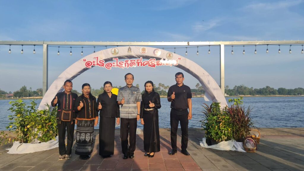 ร่วมกิจกรรม “ศรีสะเกษพร้อมใจ นุ่งผ้าไทยใส่บาตร ทำความดี วิถีพอเพียง”