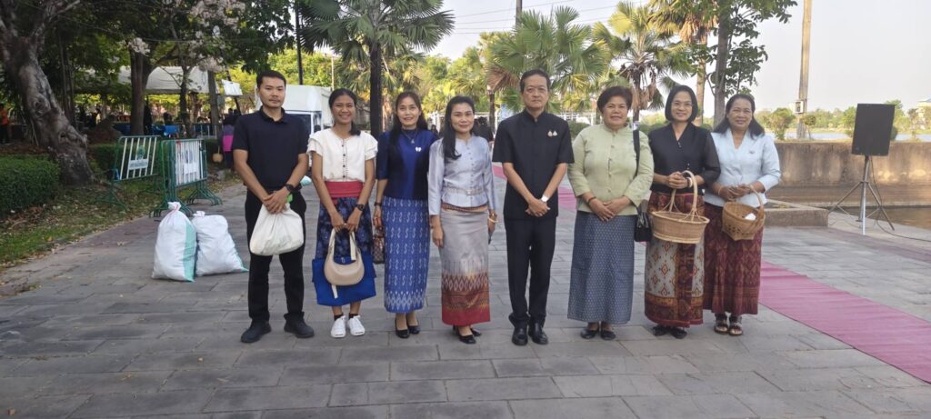 ร่วมกิจกรรม “ศรีสะเกษพร้อมใจ นุ่งผ้าไทยใส่บาตร ทำความดีวิถีพอเพียง”