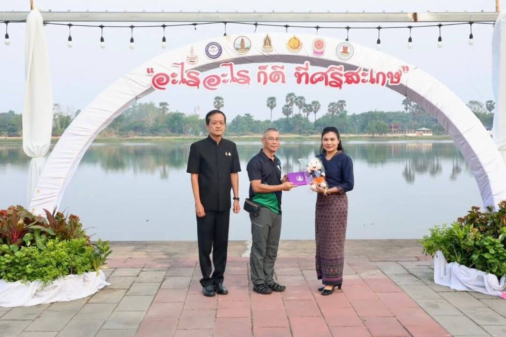 ร่วมกิจกรรม “ศรีสะเกษพร้อมใจ นุ่งผ้าไทยใส่บาตร ทำความดีวิถีพอเพียง”