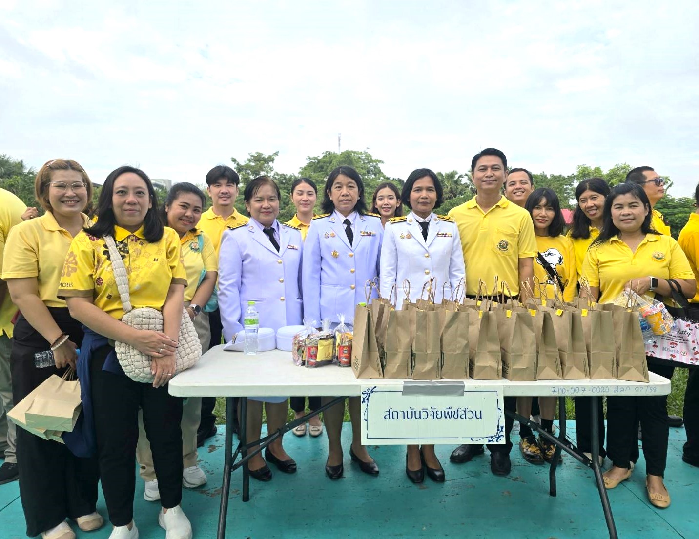 สถาบันวิจัยพืชสวน ร่วมกิจกรรมทำบุญตักบาตรน้อมรำลึกในพระมหากรุณาธิคุณ ร.9 เนื่องในวันนวมินทรมหาราช