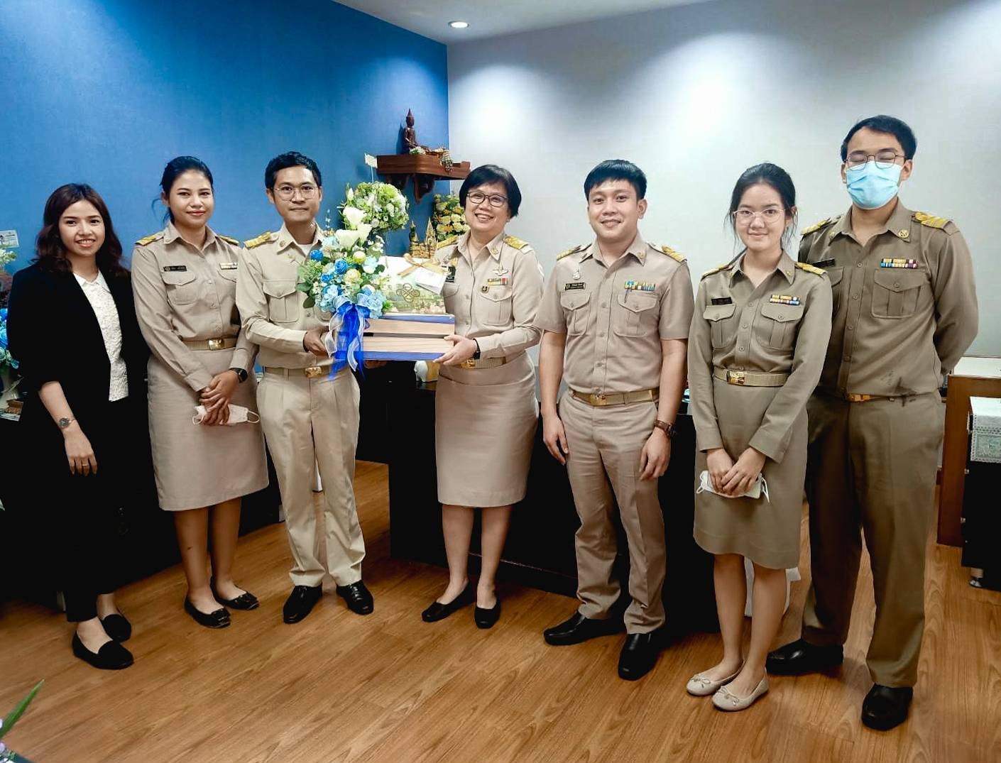 ร่วมมอบดอกไม้และของที่ระลึกเพื่อแสดงความยินดี แด่นางสาวอิงอร ปัญญากิจ เนื่องในโอกาสเข้ารับตำแหน่งผู้ตรวจราชการกระทรวงเกษตรและสหกรณ์