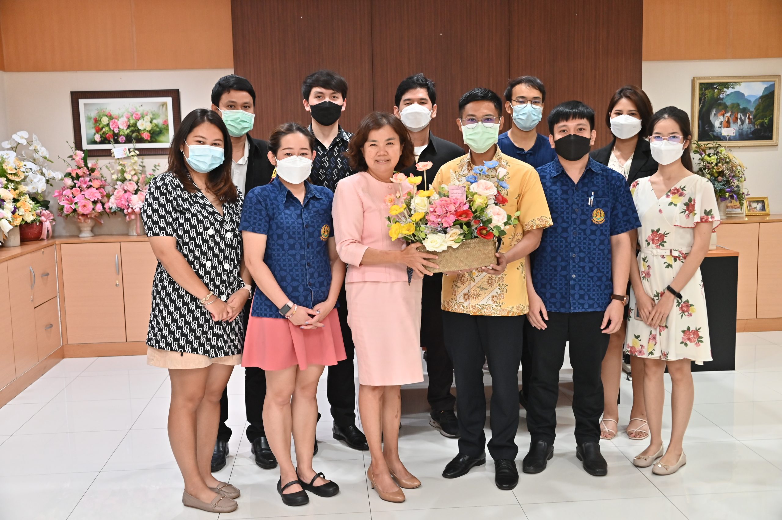 สำนักนิติการนำบุคลากรของสำนักนิติการ เข้ามอบกระเช้าดอกไม้ร่วมแสดงความยินดีแด่ นางวิลาวัณย์ ใคร่ครวญ ในโอกาสเข้ารับตำแหน่งรองอธิบดี กรมวิชาการเกษตร