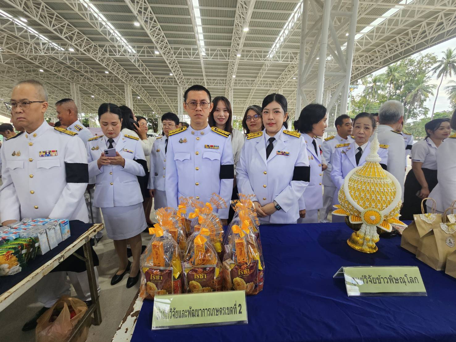 สำนักวิจัยและพัฒนาการเกษตรเขตที่ 2 ร่วมพิธีถวายราชสักการะและทำบุญตักบาตร เนื่องในวันพ่อแห่งชาติ 5 ธันวาคม 2568