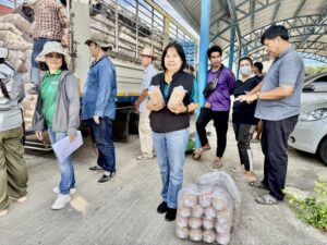 ติดตามการส่งมอบก้อนเชื้อเห็ดภูฏานลูกผสมพันธุ์ กวก. สทช. 1 ให้เกษตรกรผู้ประสบภัยพิบัติ ปี 2567/2568