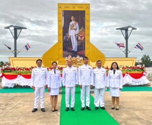 ร่วมพิธีเจริญพระพุทธมนต์และทำบุญตักบาตร ถวายพระราชกุศลเฉลิมพระเกียรติพระบาทสมเด็จพระปรเมนทรมหาอานันทมหิดล พระอัฐมรามาธิบดินทร เนื่องในโอกาสวันพระราชสมภพครบ100 ปี