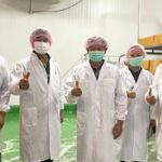 LINE_ALBUM_ฉ.11 (กพป) ร่วมลงพื้นที่ตรวจโรงงานแช่เยือกแข็ง_260813_1