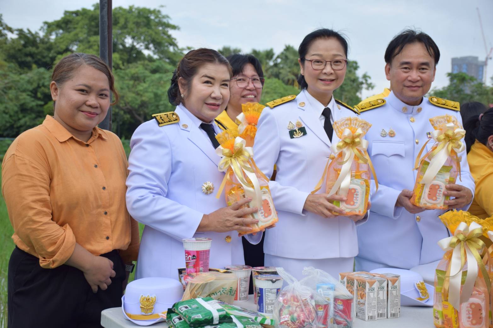 พิธีทำบุญ ตักบาตรเพื่อถวายเป็นพระราชกุศล และน้อมรำลึกถวายเครื่องสักกาพระบาทสมเด็จพระบรมชนกาธิเบศร มหาภูมิพลอดุยเดชมหาราช บรมนาถบพิตร เนื่องในวันนวมินทรมหาราช ประจำปี 2568