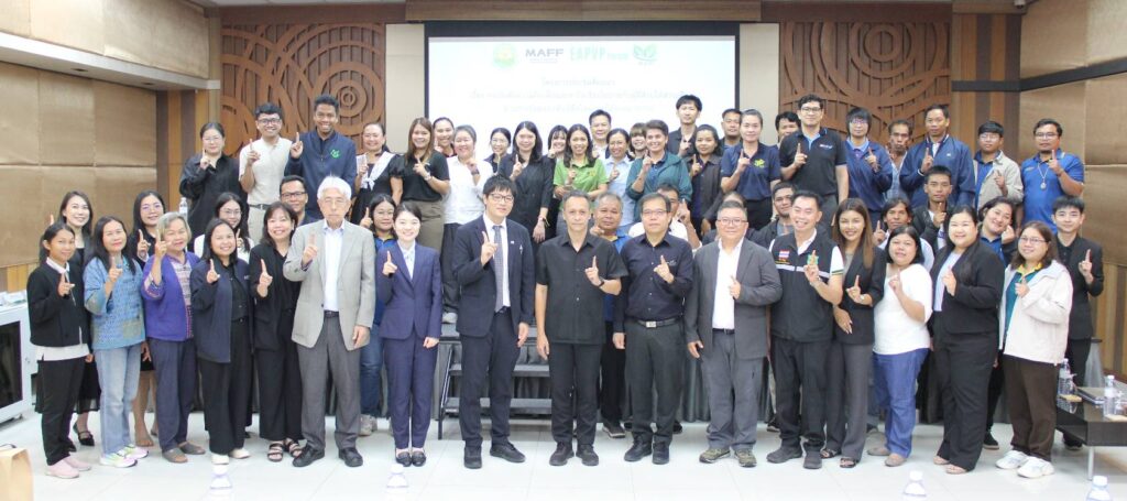 นายไกรสิงห์ ชูดี ผู้อำนวยการสำนักคุ้มครองพันธุ์พืช เปิดพิธีต้อนรับผู้เข้าร่วมการประชุมรับฟังความคิดเห็นและหารือเชิงนโยบายกับผู้มีส่วนได้ส่วนเสียด้านการคุ้มครองพันธุ์พืชใหม่ภายใต้ระบบ UPOV (Stakeholder Consultation Meetings on the Protection of New Plant Varieties under the UPOV System)