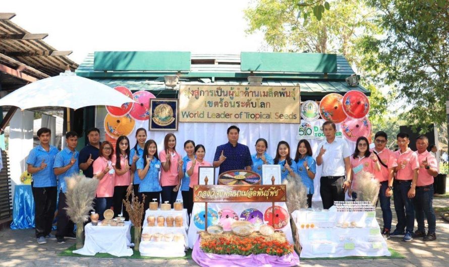 อธิบดีเยี่ยมชมนิเทรรศการด้านเมล็ดพันธุ์ของกองวิจัยพัฒนาเมล็ดพืชในงาน 50 ปี กรมวิชาการเกษตร