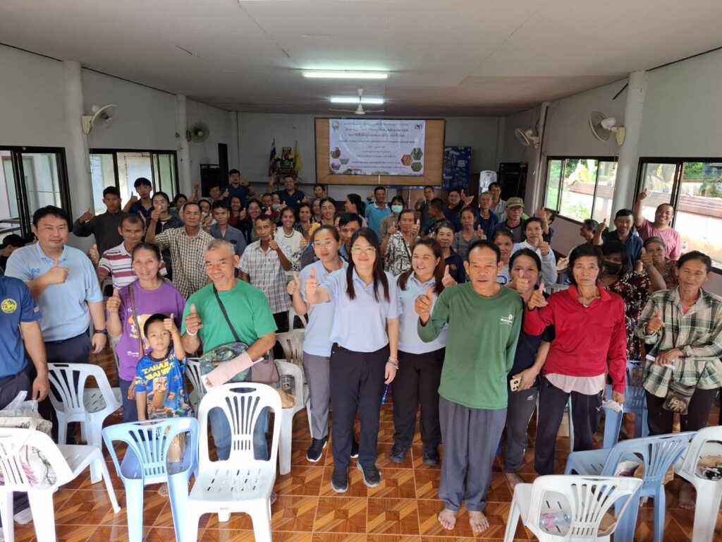 ศูนย์วิจัยและพัฒนาเมล็ดพันธุ์พืชเชียงใหม่ จัดประชุมชี้แจงโครงการ “App Tech” ที่ได้รับทุนสนับสนุนจากสำนักงานพัฒนา                    การวิจัยการเกษตร (สวก.) ที่มุ่งนำผลงานวิจัยด้านเทคโนโลยี              มาช่วยเพิ่มรายได้ให้เกษตรกร เมื่อวันที่ 17 ตุลาคม 2568                  โดยนางสาวกัณทิมา ทองศรี ผู้อำนวยการศูนย์วิจัยและพัฒนา             เมล็ดพันธุ์พืชเชียงใหม่ พร้อมทั้งนักวิชาการเกษตร และเจ้าหน้าที่ศูนย์ฯ ชี้แจงโครงการผลิตเมล็ดพันธุ์พืชตระกูลถั่วเพื่อเพิ่มศักยภาพการผลิตและยกระดับเศรษฐกิจชุมชนอย่างยั่งยืน ปี 2568                กิจกรรมที่ 1 : การผลิตเมล็ดพันธุ์ถั่วเหลืองเพื่อเพิ่มศักยภาพการผลิตและยกระดับเศรษฐกิจชุมชน เกษตรกรผู้เข้าร่วมโครงการ                  จำนวน 62 ราย ณ หอประชุมหมู่บ้านเหมืองลึก ตำบลโป่งแพร่           อำเภอแม่ลาว จังหวัดเชียงราย