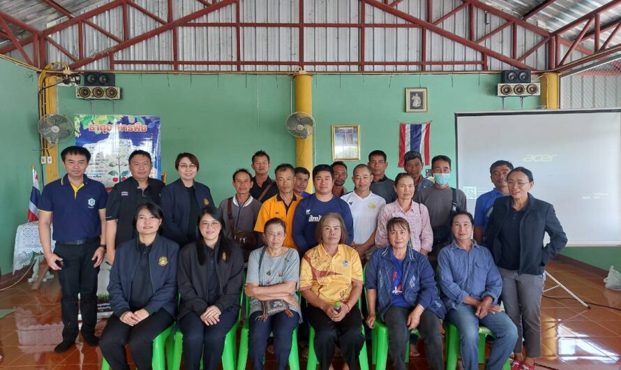 วันที่ 9 ธันวาคม 2568 ศูนย์วิจัยและพัฒนาเมล็ดพันธุ์พืชเชียงใหม่    ได้ดำเนินการส่งมอบเมล็ดพันธุ์ถั่วเหลือง จำนวน 600 กิโลกรัม    พร้อมปุ๋ยชีวภาพไรโซเบียมสำหรับถั่วเหลือง ให้กับกลุ่มเกษตรกร        ผู้ประสบภัยพิบัติด้านการเกษตร จำนวน 20 ราย ของสำนักงานเกษตรอำเภอเมืองพะเยา จังหวัดพะเยา เพื่อเสริมรายได้และสนับสนุนการปลูกถั่วเหลืองหลังนาในช่วงฤดูแล้งหลังนา ปี 2568/2569 รองรับพื้นที่ปลูก จำนวน 40 ไร่ทั้งนี้ มีนักวิชาการเกษตรจากศูนย์วิจัยพืชไร่เชียงใหม่ ร่วมให้ความรู้ด้านเทคโนโลยีการผลิตถั่วเหลือง                             ณ บ้านท่ากลอง อำเภอเมืองพะเยา จังหวัดพะเยา