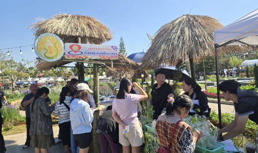 ศูนย์วิจัยและพัฒนาเมล็ดพันธุ์พืชเชียงใหม่ ได้เข้าร่วมงานโครงการถนนสายท่องเที่ยวเกษตรงาม ริมกว๊านพะเยา จังหวัดพะเยา ปีงบประมาณ พ.ศ. 2569 ภายใต้งาน“Amazing Thailand Phayao Countdown Flora Fest 2026” โดยร่วมแจกต้นกล้าพันธุ์พืชคุณภาพดี เช่น ต้นกล้าพริกขี้หนูหัวเรือ พันธุ์ กวก. ศรีสะเกษ 13 ต้นกล้ากระเจี๊ยบเขียว พันธุ์ กวก. กาญจนบุรี 1 เป็นต้น ให้กับเกษตรกรและผู้สนใจเข้าร่วมงาน ตามโครงการถ่ายทอดเทคโนโลยี                     กรมวิชาการเกษตร ประจำปี 2569เรื่อง พัฒนาพันธุ์พืชและนวัตกรรม เพิ่มมูลค่า ยกระดับรายได้อย่างยั่งยืนระหว่างวันที่ 28 – 31 ธันวาคม 2568 ณ ถนนชายกว๊านริมกว๊านพะเยา ตำบลเวียง อำเภอเมืองพะเยา จังหวัดพะเยา