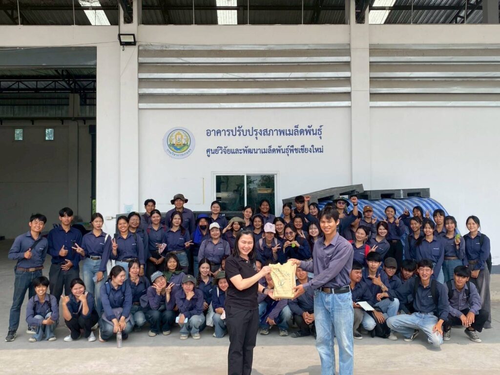 วันที่ 6 มีนาคม 2569 ศูนย์วิจัยและพัฒนาเมล็ดพันธุ์พืชเชียงใหม่ โดย นางสาวกัณทิมา ทองศรี ผู้อำนวยการศูนย์วิจัยและพัฒนาเมล็ดพันธุ์พืชเชียงใหม่ มอบหมายให้ นางสาวสุมนา จำปา นักวิชาการเกษตรชำนาญการพิเศษ พร้อมเจ้าหน้าที่ ให้การต้อนรับคณะอาจารย์และนักศึกษา สาขาพืชผัก คณะผลิตกรรมการเกษตร มหาวิทยาลัยแม่โจ้ ชั้นปีที่ 3 จำนวน 60 คน ในการเยี่ยมชมและศึกษาดูงานระบบการผลิตเมล็ดพันธุ์ การปรับปรุงสภาพและการเก็บรักษาเมล็ดพันธุ์ และการตรวจสอบรับรองคุณภาพและสุขอนามัยเมล็ดพันธุ์พืช ณ ศูนย์วิจัยและพัฒนาเมล็ดพันธุ์พืชเชียงใหม่ เพื่อเสริมสร้างทักษะความรู้ ความเข้าใจในการเรียน หลักสูตร เทคโนโลยีการผลิตเมล็ดพันธุ์พืชสวน และเป็นแนวทางในการประกอบอาชีพต่อไป