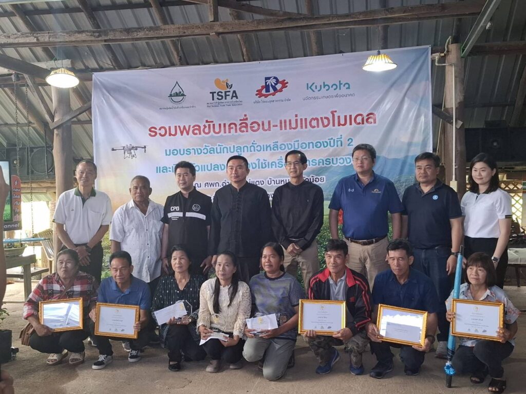 วันที่ 13 มีนาคม 2569นางสาวกัณทิมา ทองศรี ผู้อำนวยการศูนย์วิจัยและพัฒนาเมล็ดพันธุ์พืชเชียงใหม่ พร้อมด้วยนักวิชาการเกษตร ได้เข้าร่วมงาน “รวมพลขับเคลื่อน-แม่แตงโมเดล” มอบรางวัลนักปลูกถั่วเหลืองมือทอง ปีที่ 2 และเปิดตัวแปลงนำร่องใช้เครื่องจักรครบวงจร ณ ศูนย์เรียนรู้การเพิ่มประสิทธิภาพการผลิตสินค้าเกษตร (ศพก.) อำเภอแม่แตง จังหวัดเชียงใหม่ ซึ่งจัดโดยสมาคมการค้าผู้ผลิตอาหารจากถั่วเหลืองไทย สมาคมผู้ผลิตนํ้ามันถั่วเหลืองและรําข้าว บริษัท ไร่ดอน อุตสาหกรรม จํากัด และบริษัท สยามคูโบต้าคอร์ปอเรชั่น จํากัด และได้เชิญ นางสาวนิภาภรณ์ พรรณรา ผู้อํานวยการกองวิจัยพัฒนาเมล็ดพันธุ์พีช ร่วมบรรยายในหัวข้อ การสร้างเครือข่ายผู้ผลิตเมล็ดพันธุ์ถั่วเหลืองเพื่อความยั่งยืน โดยการจัดงานนี้มีวัตถุประสงค์เพื่อส่งเสริมให้เกษตรกรนําองค์ความรู้และนวัตกรรมโมเดลการเพิ่มผลผลิตและลดต้นทุนการผลิตไปใช้ในการปลูกถั่วเหลืองให้ได้ผลผลิตสูง และมีต้นทุนการผลิตต่ำอย่างกว้างขวาง