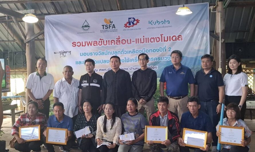 วันที่ 13 มีนาคม 2569นางสาวกัณทิมา ทองศรี ผู้อำนวยการศูนย์วิจัยและพัฒนาเมล็ดพันธุ์พืชเชียงใหม่ พร้อมด้วยนักวิชาการเกษตร ได้เข้าร่วมงาน “รวมพลขับเคลื่อน-แม่แตงโมเดล” มอบรางวัลนักปลูกถั่วเหลืองมือทอง ปีที่ 2 และเปิดตัวแปลงนำร่องใช้เครื่องจักรครบวงจร ณ ศูนย์เรียนรู้การเพิ่มประสิทธิภาพการผลิตสินค้าเกษตร (ศพก.) อำเภอแม่แตง จังหวัดเชียงใหม่ ซึ่งจัดโดยสมาคมการค้าผู้ผลิตอาหารจากถั่วเหลืองไทย สมาคมผู้ผลิตนํ้ามันถั่วเหลืองและรําข้าว บริษัท ไร่ดอน อุตสาหกรรม จํากัด และบริษัท สยามคูโบต้าคอร์ปอเรชั่น จํากัด และได้เชิญ นางสาวนิภาภรณ์ พรรณรา ผู้อํานวยการกองวิจัยพัฒนาเมล็ดพันธุ์พีช ร่วมบรรยายในหัวข้อ การสร้างเครือข่ายผู้ผลิตเมล็ดพันธุ์ถั่วเหลืองเพื่อความยั่งยืน โดยการจัดงานนี้มีวัตถุประสงค์เพื่อส่งเสริมให้เกษตรกรนําองค์ความรู้และนวัตกรรมโมเดลการเพิ่มผลผลิตและลดต้นทุนการผลิตไปใช้ในการปลูกถั่วเหลืองให้ได้ผลผลิตสูง และมีต้นทุนการผลิตต่ำอย่างกว้างขวาง