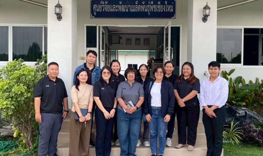 วันที่ 20 พฤษภาคม 2569 กองยุทธศาสตร์และแผนงาน กลุ่มติดตามและประเมินผล ร่วมกับ ดร.ณัฎฐิมา โฆษิตเจริญกุล ที่ปรึกษาอธิบดีกรมวิชาการเกษตร และนางให้พร กิตติกูล ผู้เชี่ยวชาญด้านนโยบายและยุทธศาสตร์ ได้เข้าตรวจติดตามการดำเนินงาน โครงการพัฒนายกระดับเทคโนโลยี มาตรฐาน และเครื่องมือห้องปฏิบัติการ โรงเรือน แปลงผลิตพืช และการทดสอบทางการเกษตร (DOA Future Lab) ที่ได้รับการจัดสรรงบประมาณในการซ่อมแซม สอบเทียบ และบำรุงรักษาครุภัณฑ์วิทยาศาสตร์ ในปีงบประมาณ 2567 ของ ห้องปฏิบัติการตรวจสอบคุณภาพเมล็ดพันธุ์ และห้องปฏิบัติการตรวจสอบสุขอนามัยเมล็ดพันธุ์ พร้อมทั้งตรวจติดตามผลการดำเนินงาน ระบบติดตามงานผลิตเมล็ดพันธุ์พืชและปัจจัยการผลิต โปรแกรม Data-based for Plant Production ภายใต้โครงการพัฒนาศักยภาพกระบวนการผลิตสินค้าเกษตร และติดตามประเมินผลโครงการวิจัย งบ สกสว. ปีงบประมาณ 2569 ของศูนย์วิจัยและพัฒนาเมล็ดพันธุ์พืชเชียงใหม่