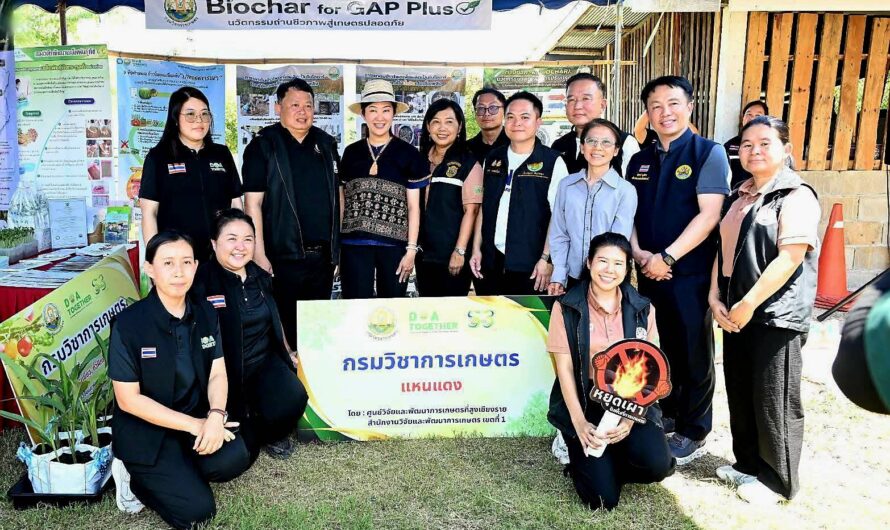 วันที่ 1 มิถุนายน 2569นางสาวกัณทิมา ทองศรี ผู้อำนวยการศูนย์วิจัยและพัฒนาเมล็ดพันธุ์พืชเชียงใหม่ พร้อมด้วยนักวิชาการเกษตร ร่วมให้การต้อนรับ นางสาวปิยะรัฐชย์ ติยะไพรัช รัฐมนตรีช่วยว่าการกระทรวงเกษตรและสหกรณ์ ในโอกาสเดินทางมาตรวจราชการในพื้นที่อำเภอดอยหลวง จังหวัดเชียงราย โดยได้รายงานผลการสร้างเครือข่ายเกษตรกรผู้ผลิตเมล็ดพันธุ์ถั่วเหลือง ชั้นพันธุ์จำหน่าย ที่ดำเนินการผลิตในพื้นที่ อำเภอดอยหลวง อำเภอเวียงเชียงรุ้ง และอำเภอแม่ลาว จังหวัดเชียงราย ภายใต้โครงการพัฒนาศักยภาพกระบวนการผลิตสินค้าเกษตร กิจกรรม : การพัฒนาศักยภาพกระบวนการผลิตสินค้าเกษตร (งบรายจ่ายอื่น : ค่าใช้จ่ายในการผลิตพืชและปัจตัยการผลิต) พร้อมทั้งได้แจกจ่ายเมล็ดพันธุ์ถั่วเหลือง ถั่วเหลืองฝักสด ข้าวโพดเทียน กระเจี๊ยบเขียว ถั่วฝักยาว และพริกขี้หนู ให้แก่เกษตรกรที่มาร่วมงาน ทั้งนี้ ศวม.เชียงใหม่ มีแผนการเชื่อมโยงเครือข่ายเกษตรกรผู้ผลิตเมล็ดพันธุ์ถั่วเหลืองในแต่ละพื้นที่ในอนาคต เพื่อพัฒนาศักยภาพการผลิตเมล็ดพันธุ์ถั่วเหลืองและยกระดับเศรษฐกิจชุมชนอย่างยั่งยืน