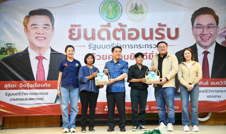 วันที่ 6 กรกฎาคม 2569 นางสาวกัณทิมา ทองศรี ผู้อำนวยการศูนย์วิจัยและพัฒนาเมล็ดพันธุ์พืชเชียงใหม่ ร่วมกับนักวิชาการ พร้อมทั้งผู้บริหารภายใต้สำนักวิจัยและพัฒนาการเกษตรเขตที่ 1 กรมวิชาการเกษตร ให้การต้อนรับการลงพื้นที่ของนายสุริยะ จึงรุ่งเรืองกิจ รัฐมนตรีว่าการกระทรวงเกษตรและสหกรณ์ พร้อมด้วย นายจุลพันธ์ อมรวิวัฒน์ รัฐมนตรีว่าการกระทรวงแรงงาน นางสาวปิยะรัฐชย์ ติยะไพรัฐ รัฐมนตรีช่วยว่าการกระทรวงเกษตรและสหกรณ์ ลงพื้นที่พบปะเกษตรกร พร้อมรับฟังการนำเสนอปัญหาความต้องการของพื้นที่ ณ อาคารศิริวัฒน์ ตำบลป่าแงะ อำเภอป่าแดด และ หอประชุมเทศบาลตำบลเมืองพาน อำเภอพาน ซึ่งมี เกษตรกรเข้าร่วมไม่น้อยกว่า 1,000 ราย โดยหน่วยงานของกรมวิชาการเกษตรได้ดำเนินการส่งมอบเมล็ดพันธุ์พืชไร่และพืชสวน และปัจจัยการผลิตให้แก่เกษตรกร จำนวน 600 ชุด เพื่อนำไปใช้เป็นการลดต้นทุนและยกระดับประสิทธิภาพการผลิตในภาคการเกษตร ได้แก่ เมล็ดพันธุ์ข้าวโพดเทียน พันธุ์ กวก. สุโขทัย 1 เมล็ดพันธุ์ถั่วเหลืองฝักสด พันธุ์ กวก. เชียงใหม่ 84-2 พริกขี้หนูผลใหญ่ พันธุ์ กวก.ศรีสะเกษ 1 กระเจี๊ยบเขียว พันธุ์ กวก.กาญจนบุรี 1 และถั่วฝักยาว พันธุ์ กวก.พิจิตร 3 นอกจากนี้ หน่วยงานของกรมวิชาการเกษตรได้จัดแสดงนิทรรศการวิชาการภายใต้แนวคิด “เทคโนโลยีนำการผลิต” เพื่อขับเคลื่อนมาตรการลดการเผาในพื้นที่เกษตรกรรมและบรรเทาปัญหาฝุ่นละออง PM2.5 อย่างยั่งยืน ผ่านการส่งเสริมการปลูกพืชหลังนา เช่น ถั่วเหลือง และการใช้แหนแดงเพื่อลดต้นทุนการผลิต เพื่อยกระดับคุณภาพชีวิตของเกษตรกร ควบคู่ไปกับการรักษาสมดุลของสิ่งแวดล้อมตามนโยบายของรัฐบาล