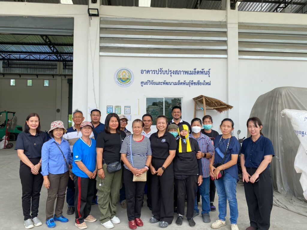 วันที่ 24 กรกฎาคม 2569 ศูนย์วิจัยและพัฒนาเมล็ดพันธุ์พืช   เชียงใหม่ นำโดย นางสาวกัณทิมา ทองศรี ผู้อำนวยการศูนย์วิจัย     และพัฒนาเมล็ดพันธุ์พืชเชียงใหม่ พร้อมด้วย นางสาวสุมนา จำปา    นักวิชาการเกษตรชำนาญการพิเศษ และนักวิชาการเกษตร                 ให้การต้อนรับเจ้าหน้าที่จากสำนักงานเกษตรอำเภอแม่ริม                       และเกษตรกรผู้ผลิตเมล็ดพันธุ์ถั่วเหลือง ตำบลสะลวง อำเภอแม่ริม จังหวัดเชียงใหม่ จำนวน 10 ราย ซึ่งเข้าร่วมโครงการศูนย์เรียนรู้     การเพิ่มประสิทธิภาพการผลิตสินค้าเกษตร (ศพก.) ในการเข้าศึกษา    ดูงานและแลกเปลี่ยนเรียนรู้ ณ ศูนย์วิจัยและพัฒนาเมล็ดพันธุ์พืชเชียงใหม่ โอกาสนี้ นางสาวสุมนา จำปา นักวิชาการเกษตรชำนาญการพิเศษ และ นางสาวสิริพร แก้วศิริ นักวิชาการเกษตร ได้ร่วมเป็นวิทยากรเพื่อบรรยายและถ่ายทอดองค์ความรู้เกี่ยวกับการตรวจสอบและวิเคราะห์คุณภาพเมล็ดพันธุ์ เทคโนโลยีการปรับปรุงสภาพเมล็ดพันธุ์ การจัดการแปลงผลิตเมล็ดพันธุ์ และการเก็บรักษาเมล็ดพันธุ์ของศูนย์ฯ พร้อมทั้งเปิดโอกาสให้ผู้เข้าร่วมได้แลกเปลี่ยนประสบการณ์และซักถามข้อสงสัยเกี่ยวกับการผลิตเมล็ดพันธุ์คุณภาพ เพื่อเสริมสร้างความรู้และเพิ่มศักยภาพให้แก่เกษตรกรผู้ผลิตเมล็ดพันธุ์ถั่วเหลืองให้สามารถนำองค์ความรู้และเทคโนโลยีด้านเมล็ดพันธุ์ไปประยุกต์ใช้ในการผลิตได้อย่างมีประสิทธิภาพ นำไปสู่การยกระดับคุณภาพผลผลิต เพิ่มรายได้และสร้างความเข้มแข็งให้กับเครือข่ายเกษตรกรในพื้นที่อย่างยั่งยืน